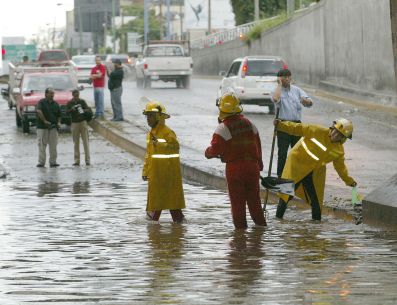 Las autoridades explicaron que estos lugares representan peligro para automovilistas y peatones debido a que pueden inundarse rápidamente, acumular altos niveles de agua y generar afectaciones severas a la movilidad. METRÓPOLI / ARCHIVO