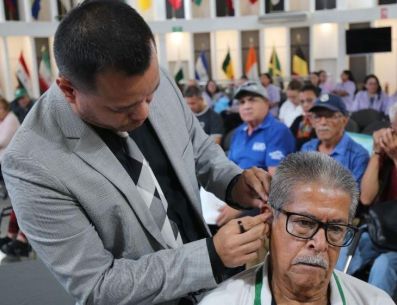 Se realizó la entrega de 10 auxiliares auditivos y 14 sillas de ruedas. ESPECIAL/Gobierno de Guadalajara