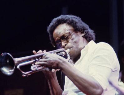 Su actitud desafiante, sus reinvenciones, su estética inconfundible hicieron a Miles Davis en un referente del jazz. EFE / ARCHIVO