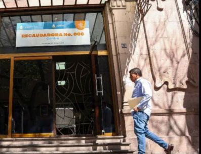 A través de dichas vías de contacto directo con el ciudadano, destacó Carlos Arias, no es necesario solicitar apoyo de ningún gestor o "coyote", pues todas las recaudadoras tienen la disposición de orientar a la persona ciudadana. METRÓPOLI / ARCHIVO