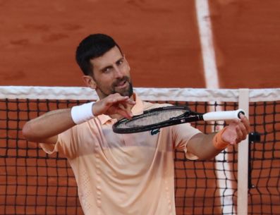 Nada está contado para el serbio, pues el italiano Jannik Sinner se mantiene en la competencia con una racha ganadora imparable. EFE / M. Badra