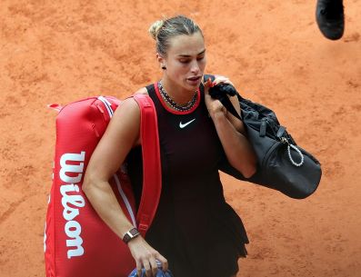 Sabalenka deja a la rusa Mirra Andreeva, octava cabeza de serie a sus 19 años, como la de mejor ranking de las supervivientes. EFE / T. Suárez