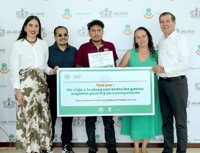 Fue distinguido por su acción humanitaria y la acción heroica al salvaguardar un infante que se encontraba solo en su unidad. ESPECIAL/Gobierno de Jalisco