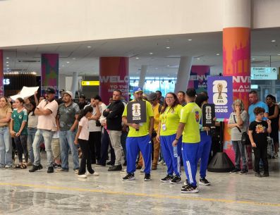 En el Aeropuerto de Guadalajara ya se respira el futbol con la llegada de los primeros aficionados. EL INFORMADOR / R. BOBADILLA