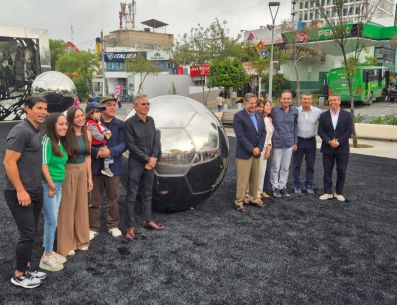 La obra "El Gol" es la primera escultura urbana en la ciudad elaborada con acero inoxidable pulido. ESPECIAL