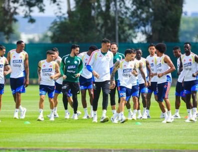 Jugadores de la Selección Colombia entrenando a alta intensidad en Guadalajara para su debut en el Mundial 2026. J. Acosta