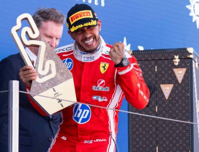 El piloto inglés del equipo Ferrari Lewis Hamilton, celebra en el podio su victoria tras imponerse en el Gran Premio de Barcelona-Cataluña de Fórmula 1, este domingo. EFE/ S. Wu
