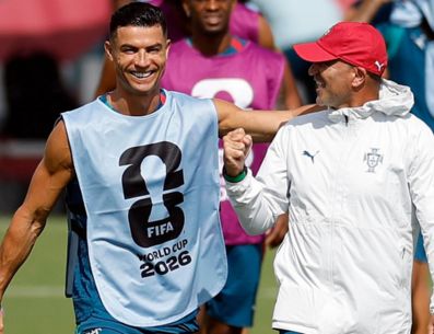 El seleccionador de Portugal, Roberto Martínez, y el jugador Cristiano Ronaldo, durante el entrenamiento de la selección de Portugal este martes en Palm Springs, Florida.- EFE/ A. Estévez