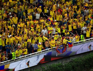 Las banderas colombianas ondeaban con fuerza en la Glorieta. La Minerva comenzaba a llenarse de playeras amarillas, y unas cuantas de México, a una hora de que Colombia juegue en el Estadio Guadalajara. EL INFORMADOR / O. GONZÁLEZ