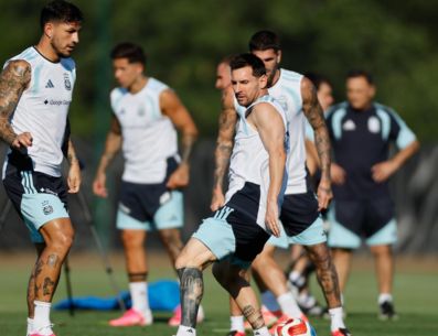 Lionel Messi participa con sus compañeros en un entrenamiento de Argentina en el Sporting KC training center en Kansas City, Estados Unidos. EFE/ J. Roncoroni