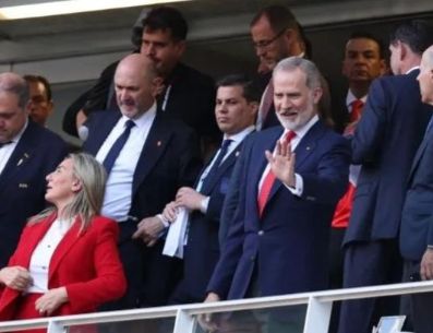 El rey Felipe VI de España saluda este viernes previo al partido del grupo H del Mundial de la FIFA 2026 entre Uruguay y España. EFE/A. Cru