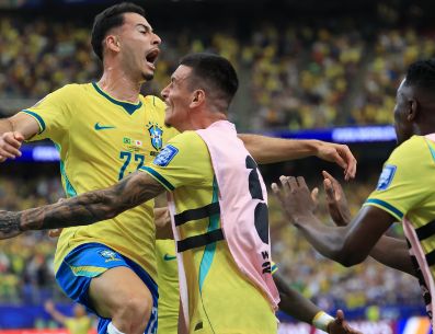 El encuentro parecía encaminarse al tiempo extra, pero en el minuto 90+6 apareció Gabriel Martinelli, quien aprovechó una asistencia de Bruno Guimarães para definir el 2-1 y sellar la clasificación brasileña. EFE / C. Ramírez