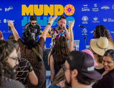Durante la jornada, las familias recorrieron los distintos territorios del festival para conocer y adquirir artesanías. ESPECIAL/Gobierno de Jalisco