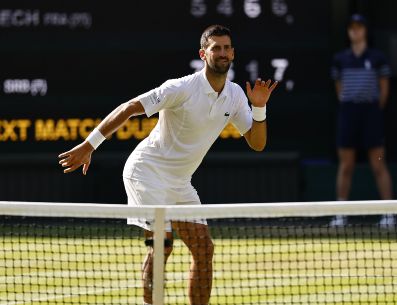 El jugador balcánico logró su victoria número 407 en un Grand Slam y ampliar su récord histórico de más victorias en partidos individuales de esta categoría. EFE / T. Akmen