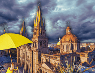 Durante la tarde, se prevén lluvias ligeras a moderadas de forma intermitente en la metrópoli. ESPECIAL / CANVA