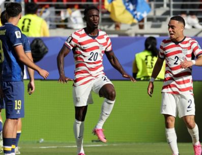 Folarin Balogun celebró el primer gol de Estados Unidos a lo LeBron James, en el partido de dieciseisavos de final ante Bosnia y Herzegovina. EFE/B. FANJOY