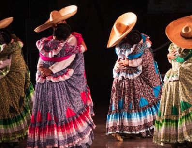 La cartelera semanal muestra una ciudad que integra música, teatro, danza y arte visual en una misma dinámica cultural. CORTESÍA/Ballet Folklórico Nuevo Jalisco
