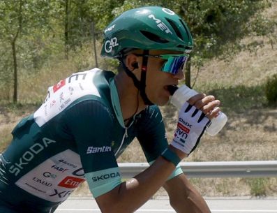 Con apenas tres etapas disputadas en su debut en la Grande Boucle, Isaac del Toro se mantiene entre los hombres fuertes de la clasificación general. EFE / G. Horcajuelo