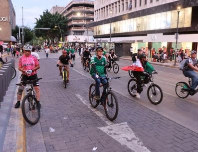 Familias y visitantes recorrieron Paseo Alcalde y la Vía RecreActiva portando camisetas de selecciones mundialistas y equipos locales. ESPECIAL/Gobierno de Guadalajara