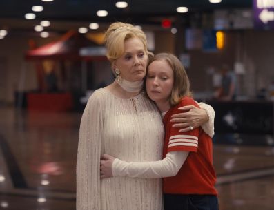 Fotograma cedido por HBO Max donde aparecen Jean Smart como Deborah Vance y Hannah Einbinder como Ava Daniels, durante la escena de un episodio de la serie 'Hacks'. EFE/HBO Max
