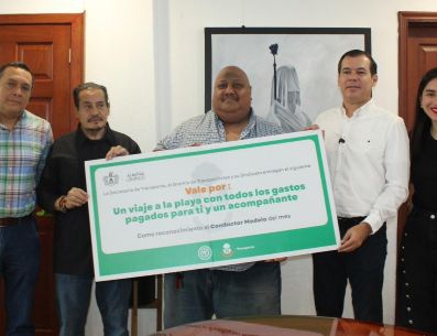 Nava Martínez recibió el reconocimiento de Diego Monraz Villaseñor, Secretario de Transporte (Setran), Juan Huerta Pérez, Secretario General de la CTM Jalisco, y Emira Corella Valencia, Directora de Recaudo de la Secretaría de Transporte. ESPECIAL / Gestión del Territorio Jalisco