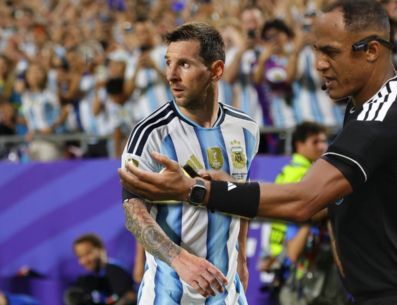 Este es el árbitro que pitará el Inglaterra vs Argentina; un conocido de Lionel Messi. EFE / ARCHIVO