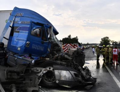 El saldo del percance vial fueron dos personas lesionadas. PC y Bomberos de Jalisco.