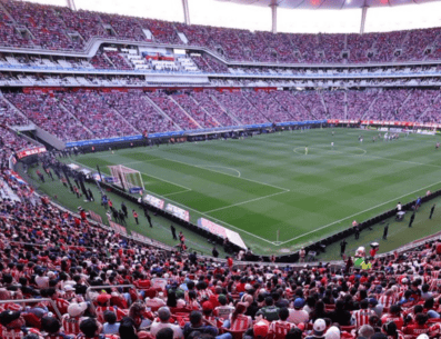 Los aficionados podrán recibir estos artículos al ingresar al estadio en las escaleras. X/Chivas