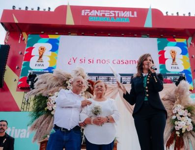 Guadalajara se convirtió en la primera sede oficial de un FIFA Fan Festival en albergar matrimonios colectivos. ESPECIAL/Gobierno de Guadalajara