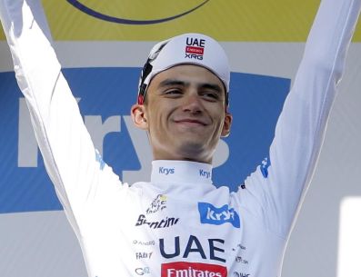 saac del Toro mantiene una ventaja de 20 segundos sobre el francés Paul Seixas, quien será su principal rival en la lucha por el tercer lugar durante el recorrido por los Alpes. EFE / G. Horcajuelo
