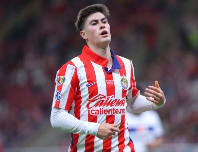 Tras caer ante Toluca en el Estadio AKRON, la "Hormiga" González sacó sonrisas en Verde Valle al cargar por primera vez a un bebé a petición de la aficionada. Imago7 / ARCHIVO