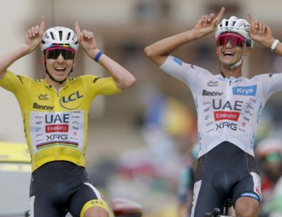 Este sábado, en la etapa 20 y penúltima del Tour de Francia, Isaac del Toro cruzó la meta abrazado de su compañero, Tadej Pogacar, con una sonrisa y ambos haciendo los cuernos con las manos, al acabar en cuarto y quinto lugar de la jornada. EFE / G. Horcajuelo