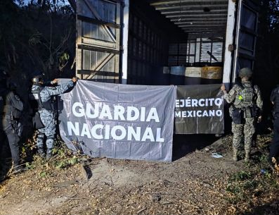 La FGR investigará el aseguramiento del combustible encontrado en 16 bidones dentro de las unidades. ESPECIAL/ Secretaría de Seguridad del Estado.