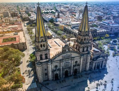 Las temperaturas en el AMG oscilarán entre una mínima de 17°C durante las primeras horas de la mañana y una máxima que alcanzará los 28°C a 29°C alrededor de las 15:00 horas. ESPECIAL / EL INFORMADOR y CANVA