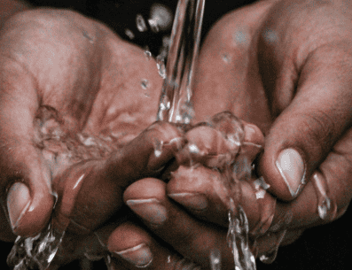 El Sistema Intermunicipal de los Servicios de Agua Potable y Alcantarillado (SIAPA) continúa expandiendo su programa de potabilizadoras móviles. UNSPLASH / M. PHOTOGRAPHY
