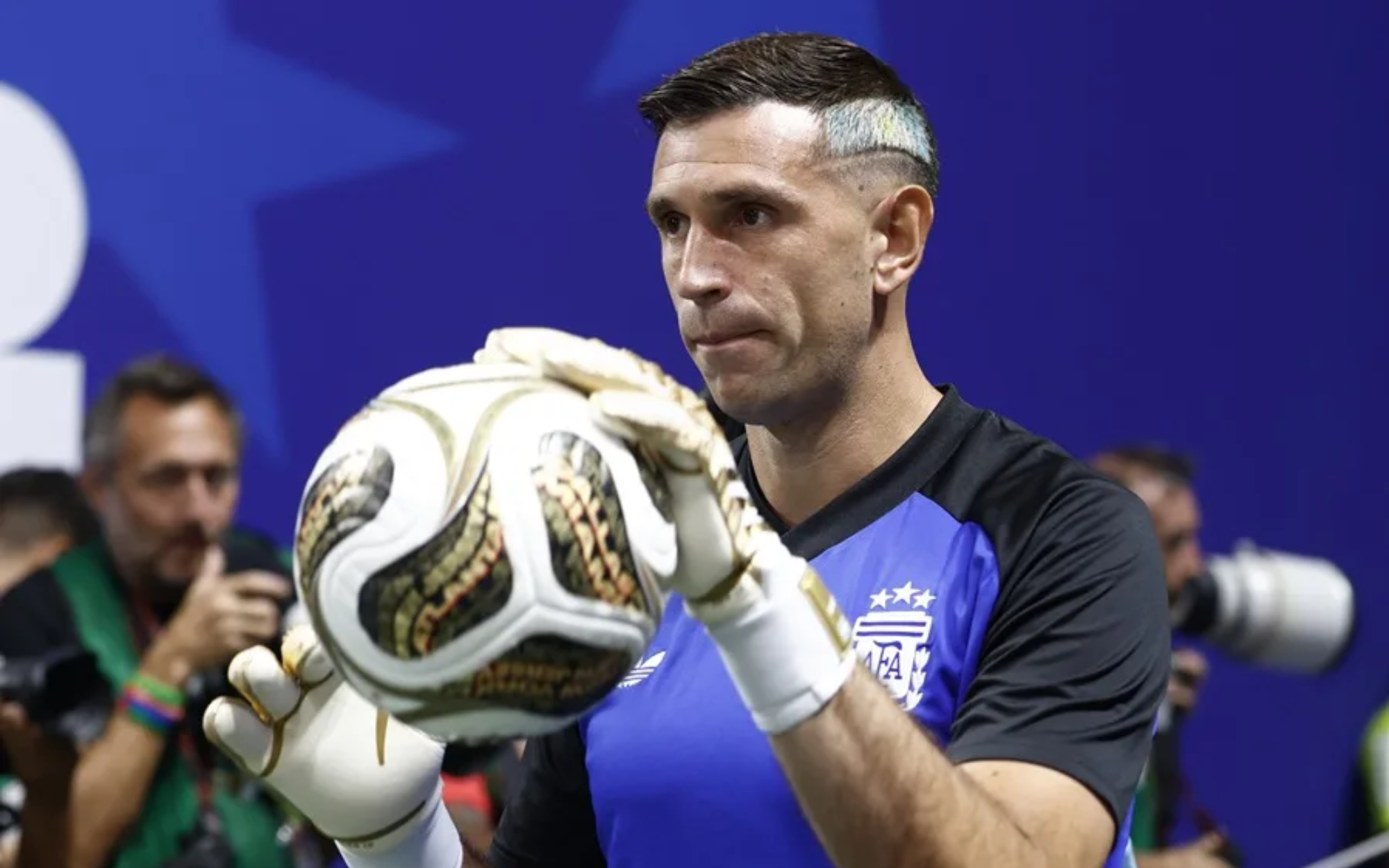 Dibu Martínez: habría quedado fuera de Juventus debido a su "alto precio"