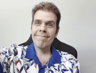 La propiedad del famoso, ubicada en el área de Miami, continuó resguardada por elementos policiales durante este miércoles. ESPECIAL / X / @PerezHilton