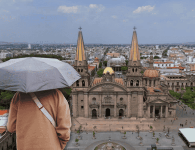 Las lluvias intensas regresan para refrescar la ciudad, aunque el calor no se despide por completo. ESPECIAL / CANVA