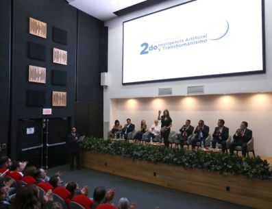 Tras la inauguración del congreso, expertos en inteligencia artificial participaron en el panel inaugural "La universidad en la era de la IA". ESPECIAL/UdeG