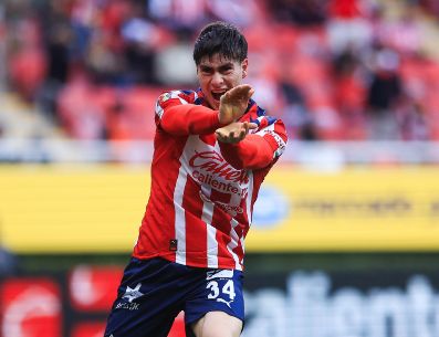 La salida de "La Hormiga" González para integrarse al Olympiacos representa una de las ventas más lucrativas para las Chivas. EL INFORMADOR / ARCHIVO