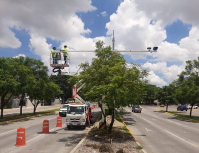 Durante las próximas semanas se instalará también el señalamiento preventivo en tres puntos restantes, completando el corredor Lázaro Cárdenas-Carretera. ESPECIAL