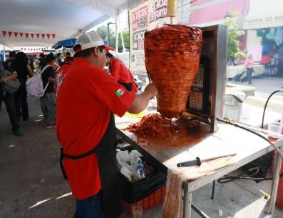 En esta edición, añadió, participaron 20 taqueros, así como artesanas, artesanos y emprendedores locales que ofrecieron sus productos a las y los visitantes del Festival del Taco. CORTESÍA