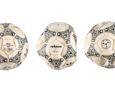 La pelota está directamente relacionada con uno de los episodios más polémicos de la carrera de Maradona y de la Copa del Mundo. EFE / Heritage Auctions