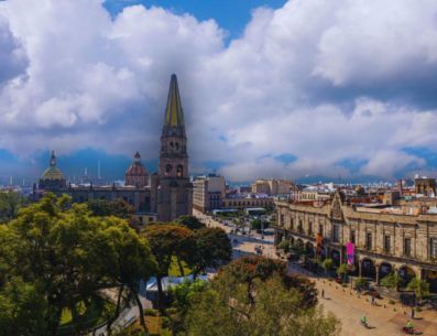 El Área Metropolitana de Guadalajara amanece hoy con condiciones meteorológicas variables que mantendrán a los tapatíos a la expectativa desde las primeras horas de la mañana hasta el anochecer. ESPECIAL / CANVA