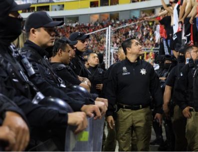 Los policías estarán distribuidos tanto al interior del inmueble como en sus inmediaciones para atender posibles incidentes antes, durante y después del encuentro. ESPECIAL