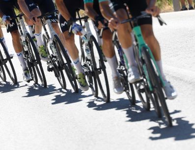 Emi, parte del A.R. Monex Pro Cycling Team U17, el mismo equipo que proyectó a Isaac del Toro a los reflectores de Europa, fue la primera en completar el circuito en Italia. EFE / ARCHIVO