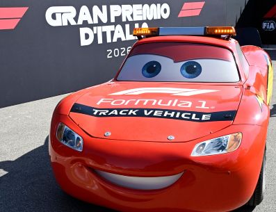 Las y los aficionados que asistan al Gran Premio de Italia también tendrán la oportunidad de comprar la colección de Disney y Pixar "Cars with Formula 1". EFE / D. Zeranno