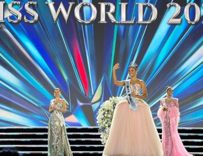 La docente y comunicadora dominicana Joheirry Mola saluda al ganar la corona de Miss Mundo 2026. EFE/H. Pereira