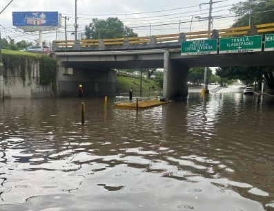Fuertes tormentas en Guadalajara provocan cierres viales preventivos, autos varados y severas inundaciones en pasos a desnivel, sin reporte de lesionados. ESPECIAL/PC y Bomberos de GDL.