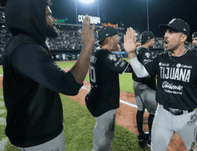 Los Toros de Tijuana tomaron ventaja en la Serie del Rey tras superar a los Olmecas de Tabasco impulsados por sus batazos de cuatro esquinas. IMAGO7.